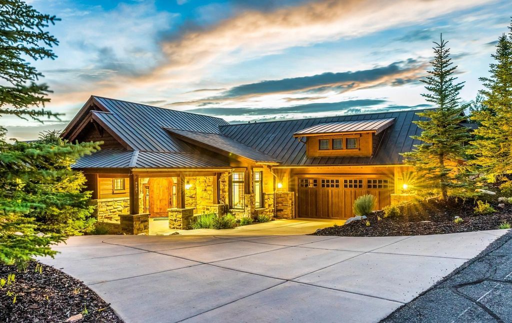 The Home in Park City, an amazing Russell Dye cabin has been extravagantly upgraded with all of the bells and whistles that you could dream of. This home located at 9207 Alice Ct, Park City, Utah.