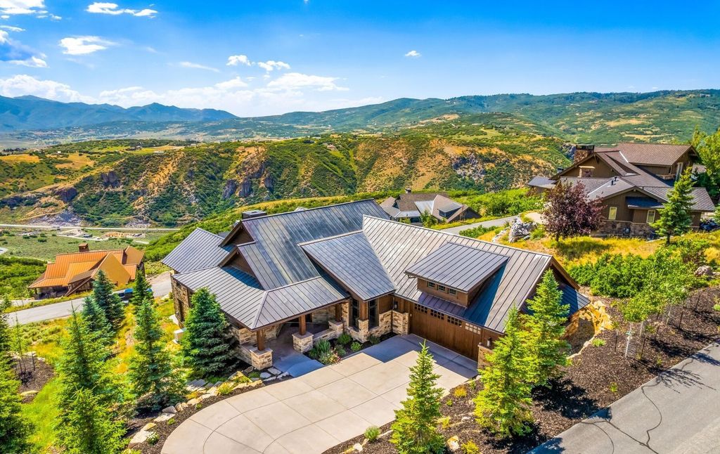 The Home in Park City, an amazing Russell Dye cabin has been extravagantly upgraded with all of the bells and whistles that you could dream of. This home located at 9207 Alice Ct, Park City, Utah.