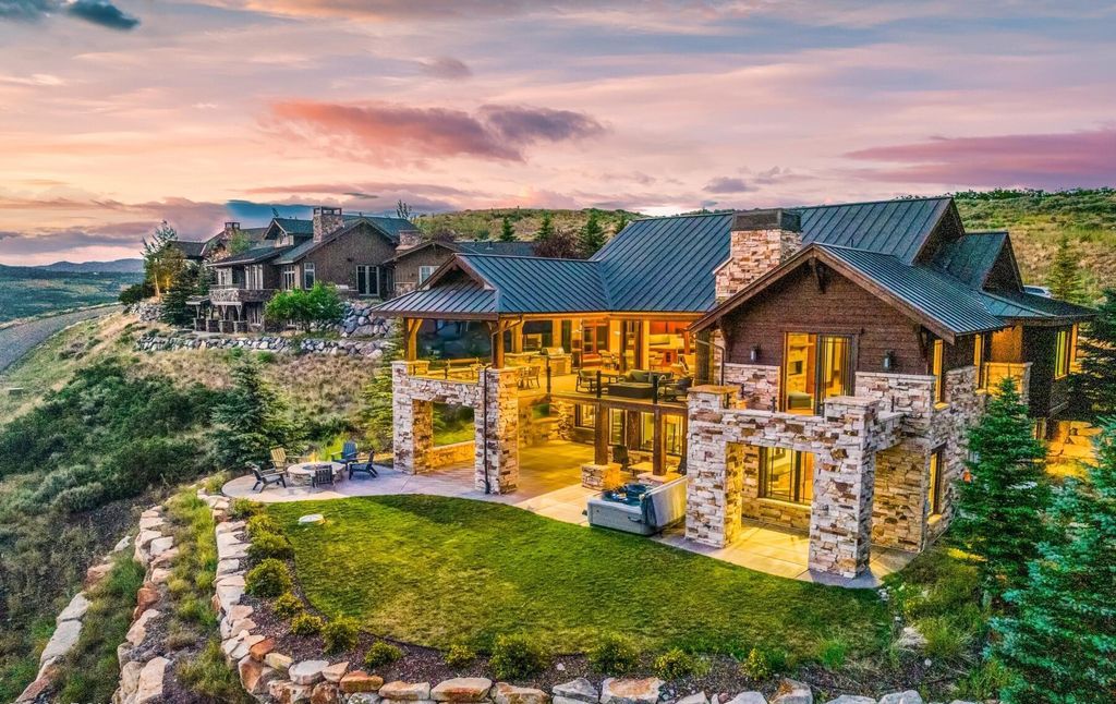 The Home in Park City, an amazing Russell Dye cabin has been extravagantly upgraded with all of the bells and whistles that you could dream of. This home located at 9207 Alice Ct, Park City, Utah.