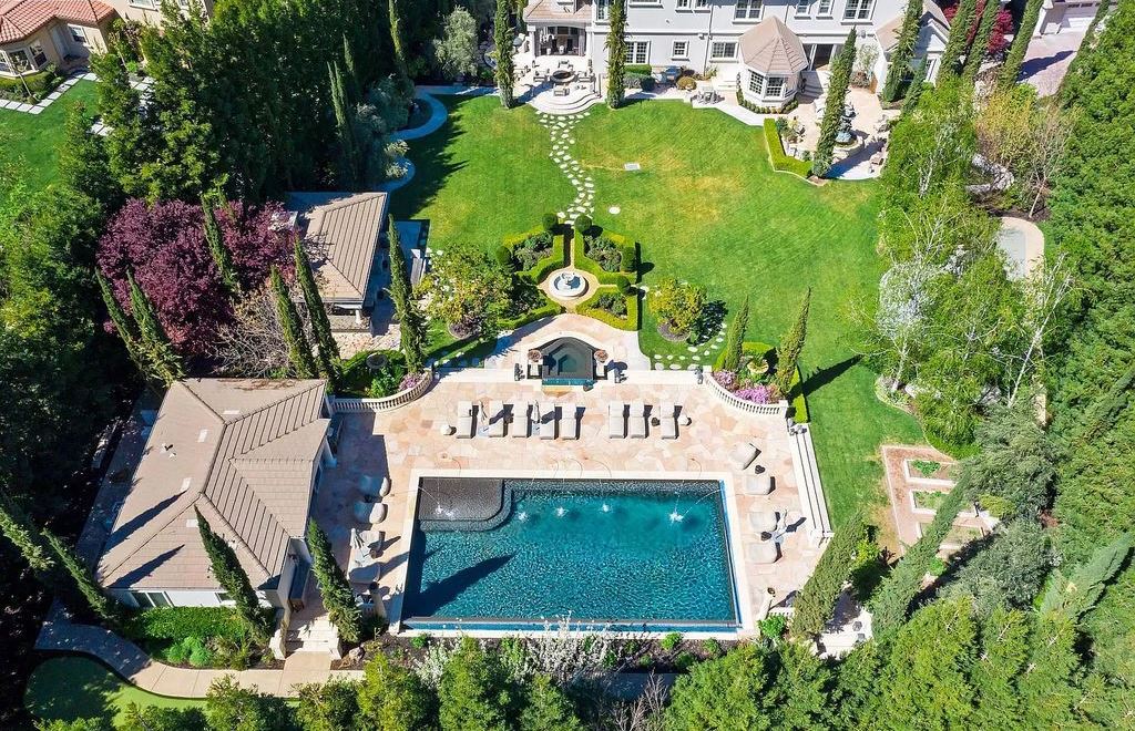 The Estate in Alamo, an entertainer’s paradise nestled on an exclusive and private flat 1.56 acres with all amenities for the premium California lifestyle is now available for sale. This home located at 115 Stephanie Ct, Alamo, California