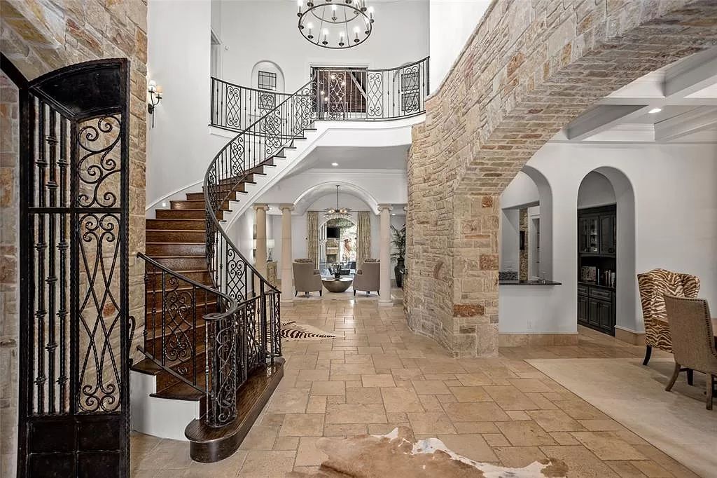 The Estate in Fort Worth, a beautiful home has an extraordinary outdoor entertainment with heated pool and waterslide on approximately 1.3 meticulously landscaped acres is now available for sale. This home located at 9517 Bella Terra Dr, Fort Worth, Texas