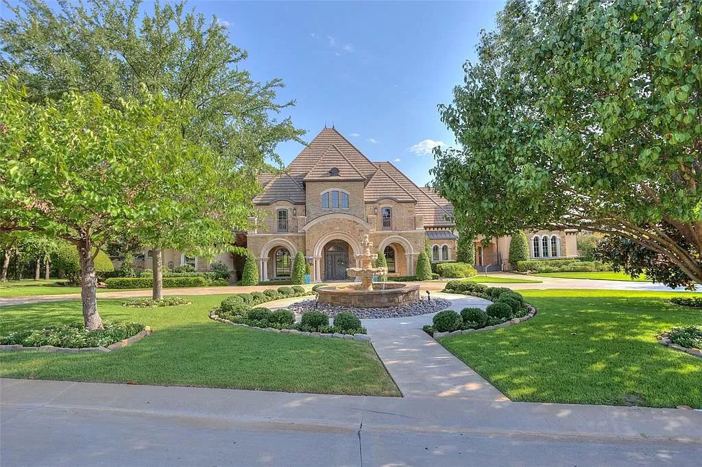 The Estate in Fort Worth, a beautiful home has an extraordinary outdoor entertainment with heated pool and waterslide on approximately 1.3 meticulously landscaped acres is now available for sale. This home located at 9517 Bella Terra Dr, Fort Worth, Texas