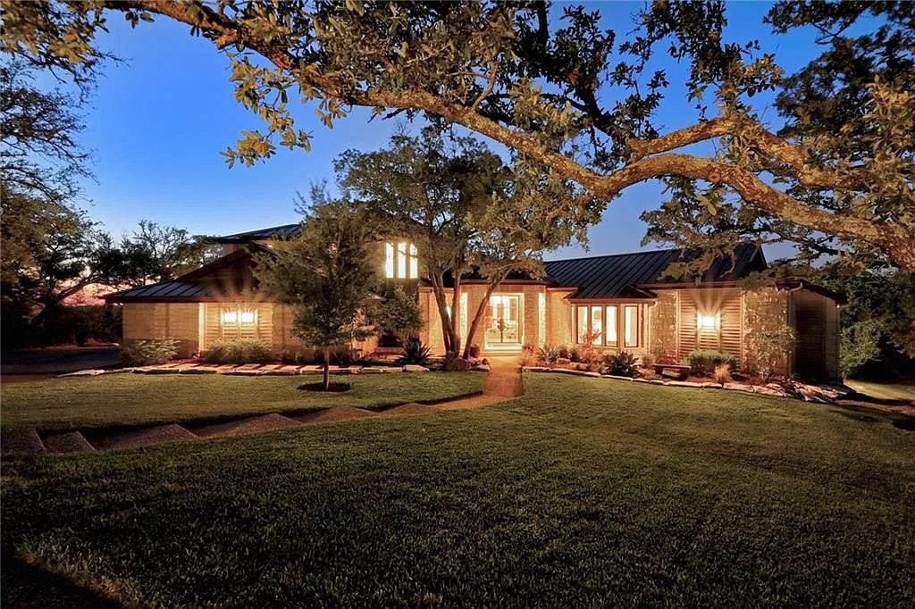 The Home in Austin, an impressive residence with thoughtful architectural detail, the finest modern fixtures, finishes throughout and sweeping hill country views. This home located at 7 Coleridge Ln, Austin, Texas.