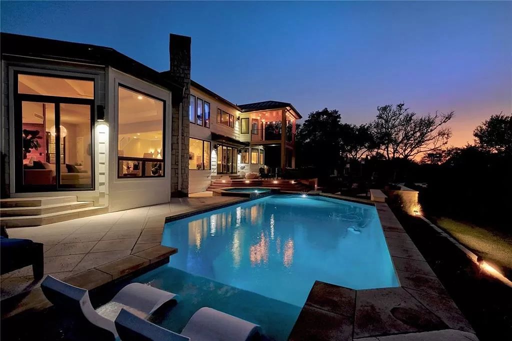 The Home in Austin, an impressive residence with thoughtful architectural detail, the finest modern fixtures, finishes throughout and sweeping hill country views. This home located at 7 Coleridge Ln, Austin, Texas.