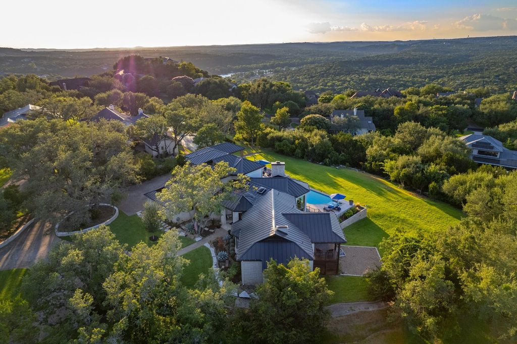 The Home in Austin, an impressive residence with thoughtful architectural detail, the finest modern fixtures, finishes throughout and sweeping hill country views. This home located at 7 Coleridge Ln, Austin, Texas.