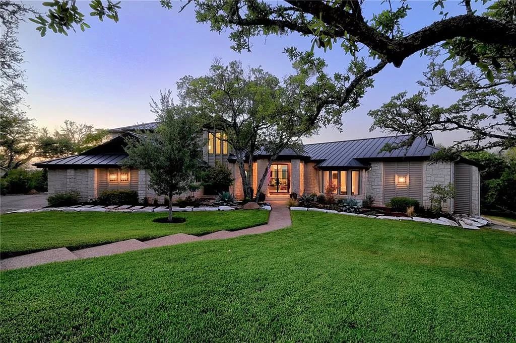 The Home in Austin, an impressive residence with thoughtful architectural detail, the finest modern fixtures, finishes throughout and sweeping hill country views. This home located at 7 Coleridge Ln, Austin, Texas.