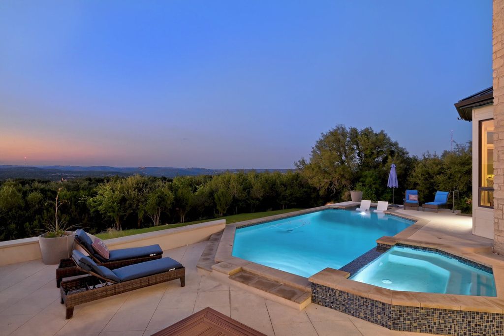 The Home in Austin, an impressive residence with thoughtful architectural detail, the finest modern fixtures, finishes throughout and sweeping hill country views. This home located at 7 Coleridge Ln, Austin, Texas.