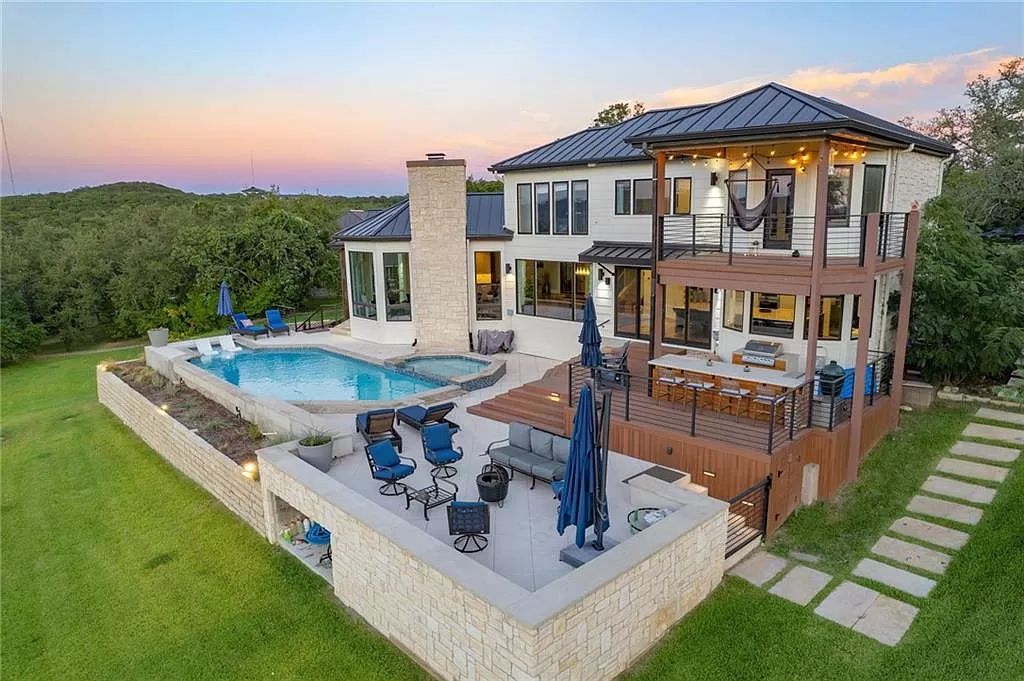 The Home in Austin, an impressive residence with thoughtful architectural detail, the finest modern fixtures, finishes throughout and sweeping hill country views. This home located at 7 Coleridge Ln, Austin, Texas.