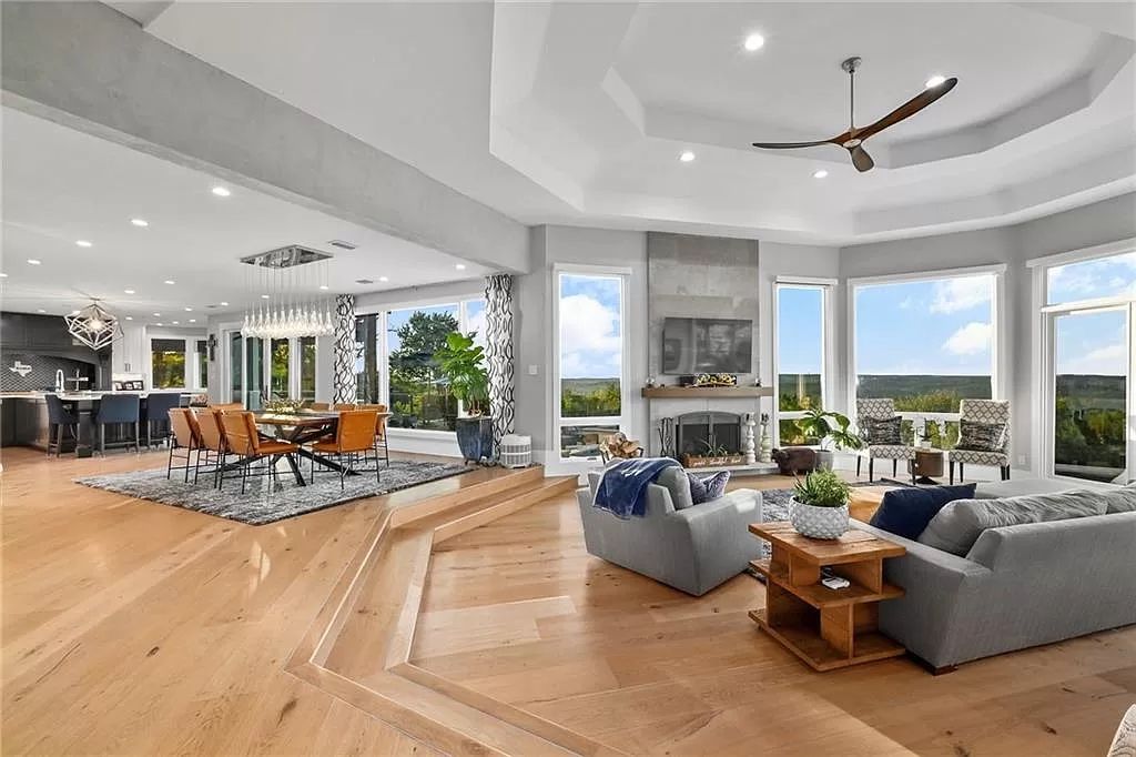 The Home in Austin, an impressive residence with thoughtful architectural detail, the finest modern fixtures, finishes throughout and sweeping hill country views. This home located at 7 Coleridge Ln, Austin, Texas.