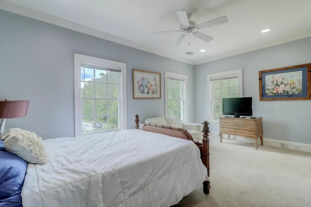 To create a beautiful bedroom and promote relaxation, you can cover it with a soft pale blue color. It is also a color that goes well with a variety of styles, from coastal, traditional to minimalist. It feels like walking on the beach. Recessed lights combined with large window frames create accents for the room, ensuring light conditions to represent the wall paint color best.