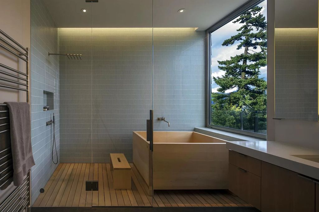 The Masterpiece in Whistler's modern design is a mix of modern and classic. A wooden bathtub appears in the minimalist and youthful living room space. These appear to be two opposing design styles. However, the angled wooden bathtub adds to the youthfulness of this bathroom.