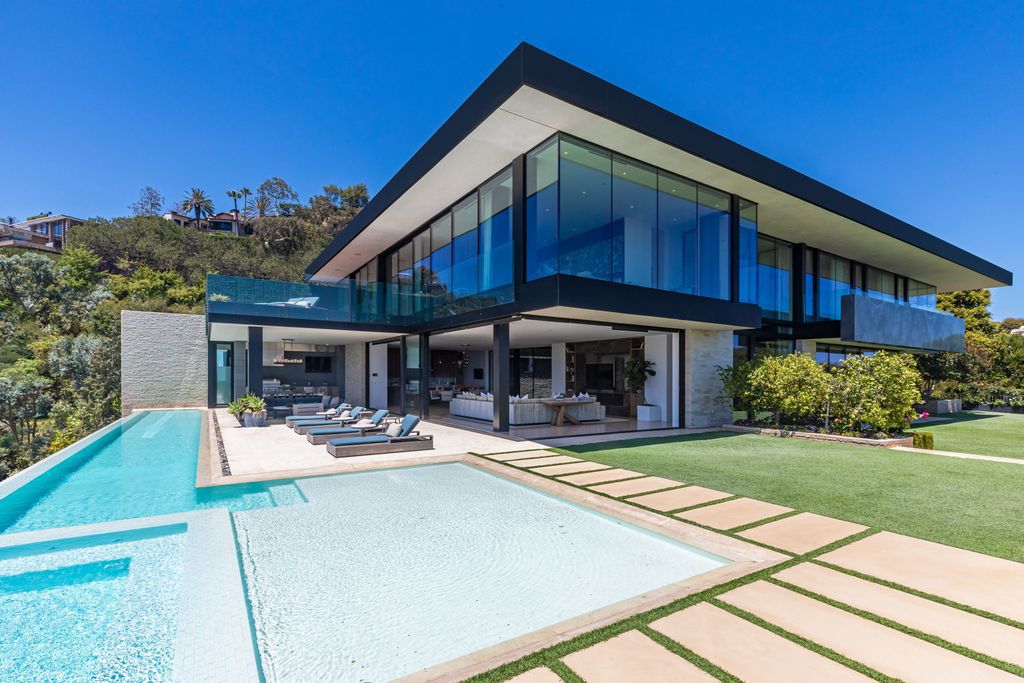 The Mansion in Pacific Palisades, an architectural jewel by renowned design firm McClean Design with wrap around views from Will Rogers Park, the Pacific Ocean to Downtown Los Angeles is now available for sale. This home located at 1601 Casale Rd, Pacific Palisades, California