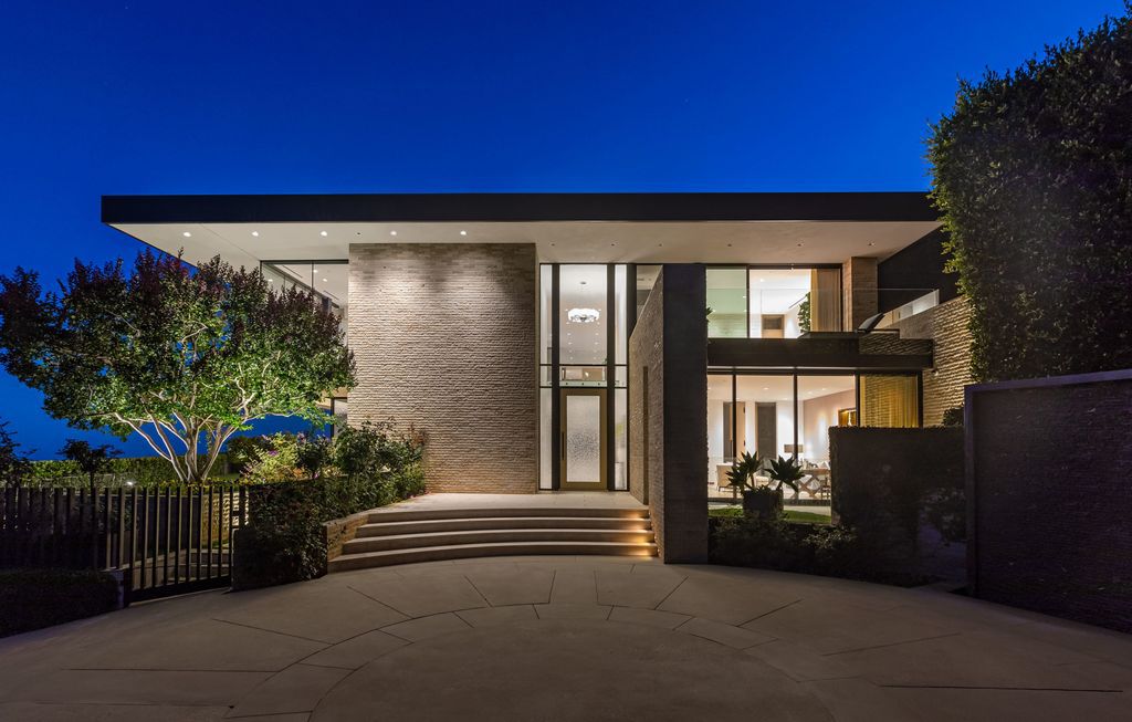 The Mansion in Pacific Palisades, an architectural jewel by renowned design firm McClean Design with wrap around views from Will Rogers Park, the Pacific Ocean to Downtown Los Angeles is now available for sale. This home located at 1601 Casale Rd, Pacific Palisades, California
