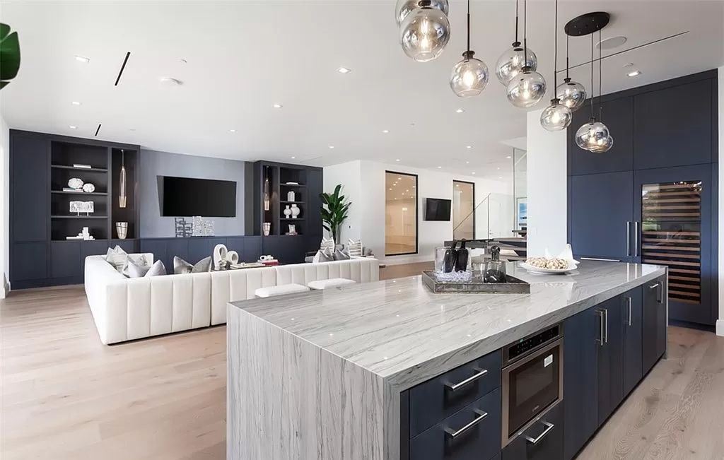 The Mansion in Corona Del Mar is a newly built home has been curated for ideal functionality and positioned to optimize the panoramic ocean vistas now available for sale. This home located at 4527 Perham Rd, Corona Del Mar, California