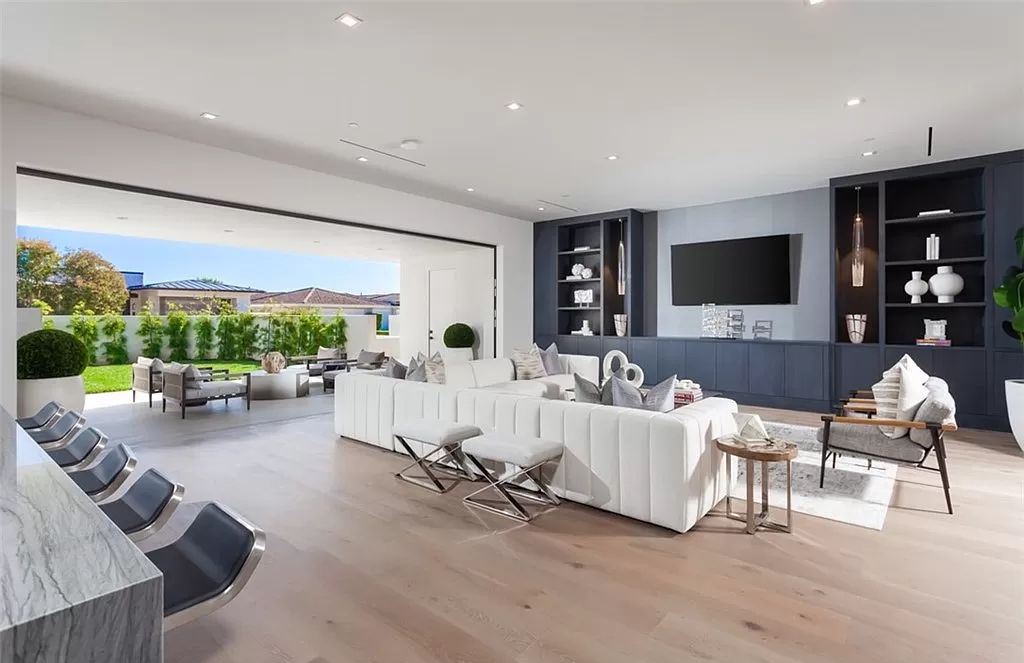 The Mansion in Corona Del Mar is a newly built home has been curated for ideal functionality and positioned to optimize the panoramic ocean vistas now available for sale. This home located at 4527 Perham Rd, Corona Del Mar, California