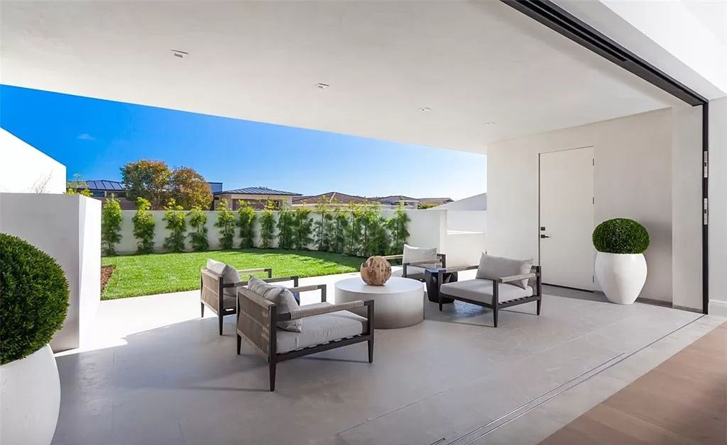 The Mansion in Corona Del Mar is a newly built home has been curated for ideal functionality and positioned to optimize the panoramic ocean vistas now available for sale. This home located at 4527 Perham Rd, Corona Del Mar, California