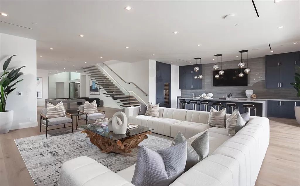 The Mansion in Corona Del Mar is a newly built home has been curated for ideal functionality and positioned to optimize the panoramic ocean vistas now available for sale. This home located at 4527 Perham Rd, Corona Del Mar, California