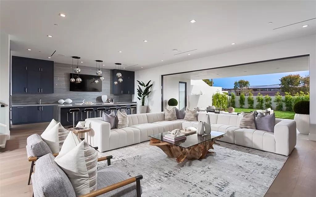 The Mansion in Corona Del Mar is a newly built home has been curated for ideal functionality and positioned to optimize the panoramic ocean vistas now available for sale. This home located at 4527 Perham Rd, Corona Del Mar, California