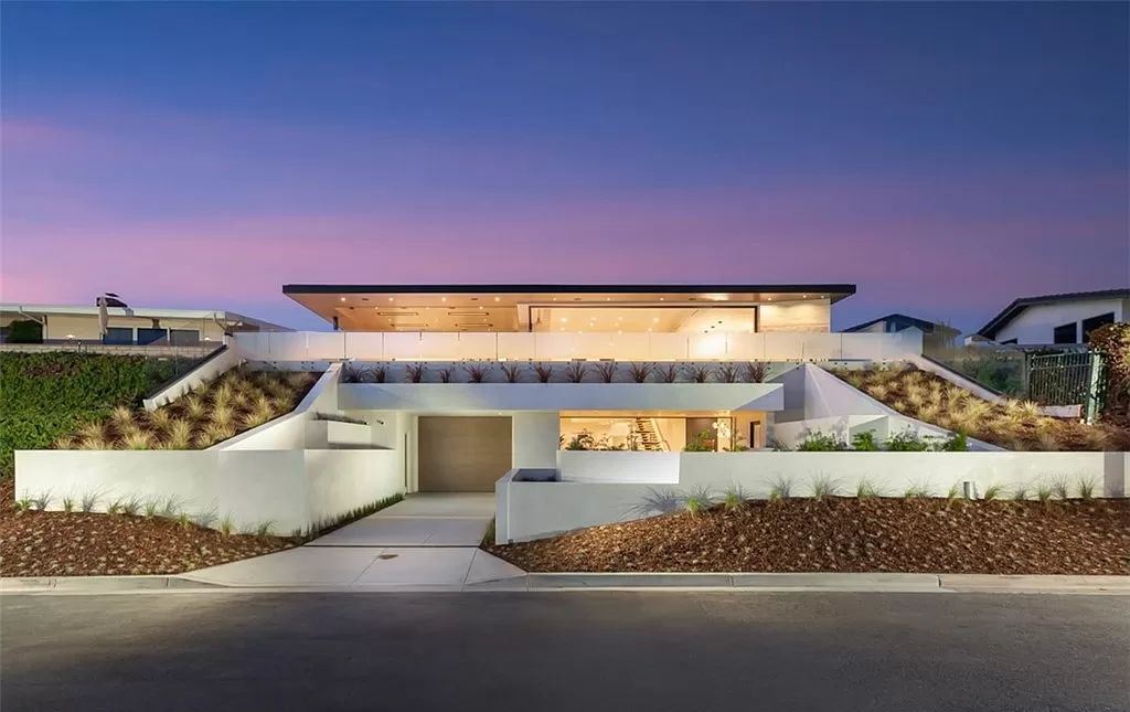 The Mansion in Corona Del Mar is a newly built home has been curated for ideal functionality and positioned to optimize the panoramic ocean vistas now available for sale. This home located at 4527 Perham Rd, Corona Del Mar, California