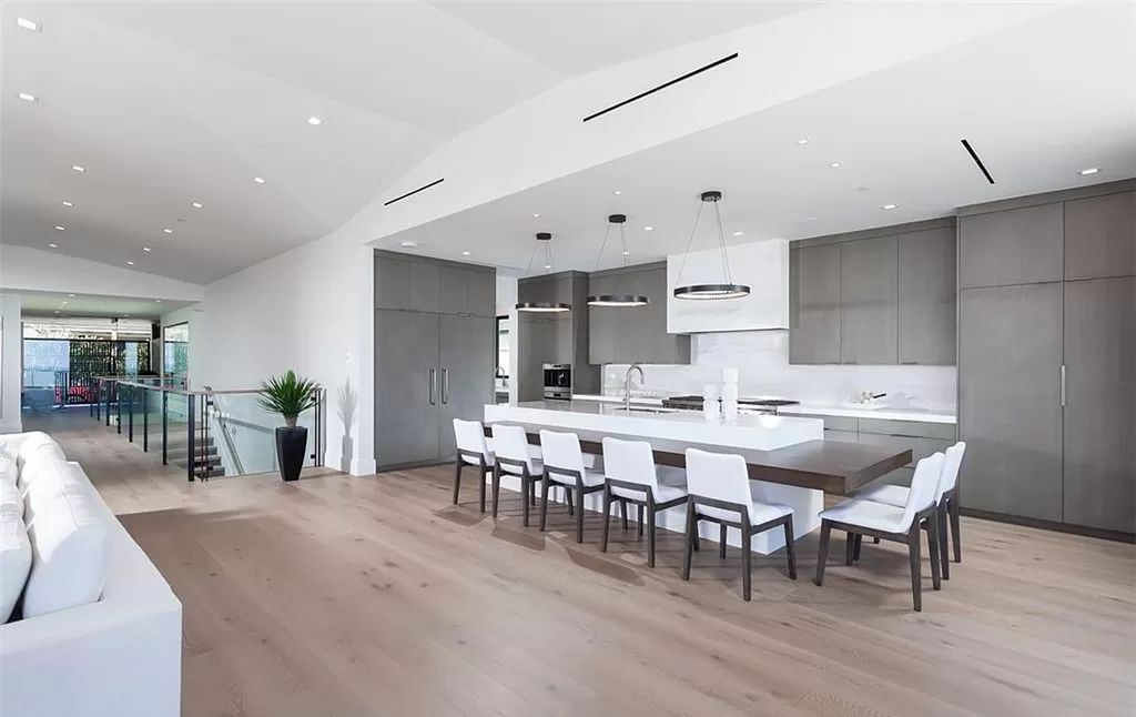The Mansion in Corona Del Mar is a newly built home has been curated for ideal functionality and positioned to optimize the panoramic ocean vistas now available for sale. This home located at 4527 Perham Rd, Corona Del Mar, California
