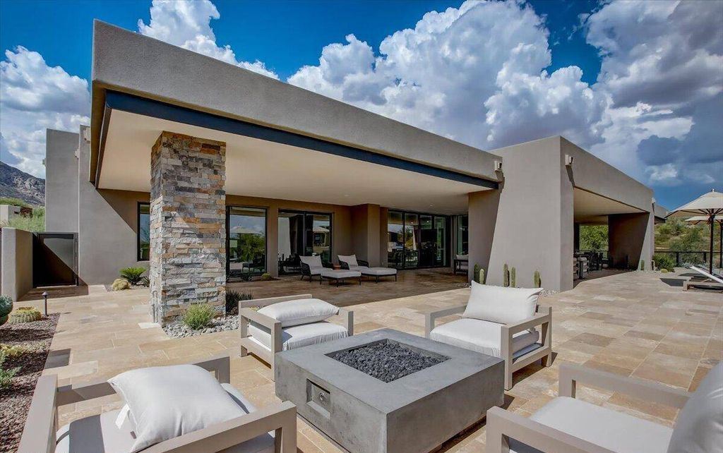 The Scottsdale Home, a brand new Mortensen Signature residence boasts natural elegance and contemporary desert flair. This home located at 10929 E Fortuna Dr, Scottsdale, Arizona