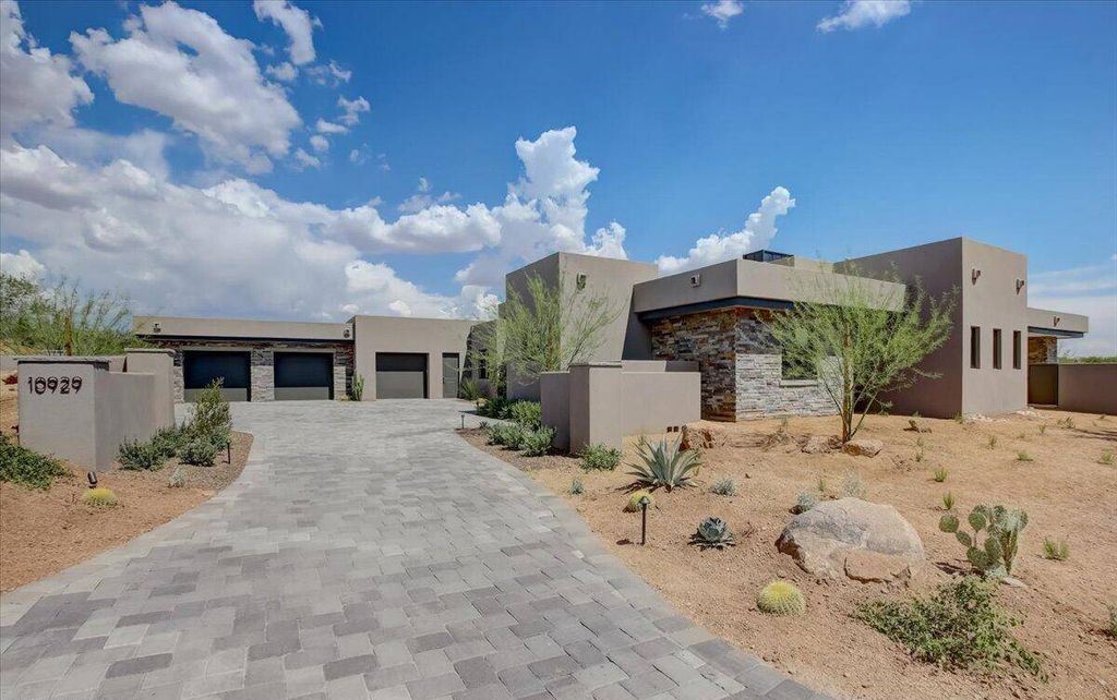 The Scottsdale Home, a brand new Mortensen Signature residence boasts natural elegance and contemporary desert flair. This home located at 10929 E Fortuna Dr, Scottsdale, Arizona