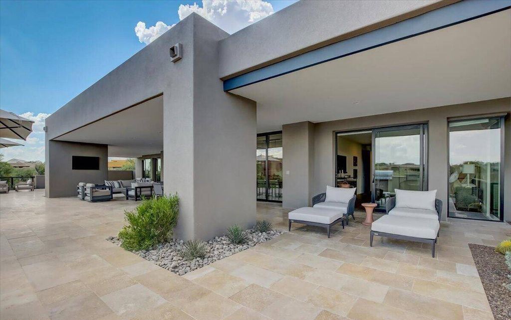 The Scottsdale Home, a brand new Mortensen Signature residence boasts natural elegance and contemporary desert flair. This home located at 10929 E Fortuna Dr, Scottsdale, Arizona