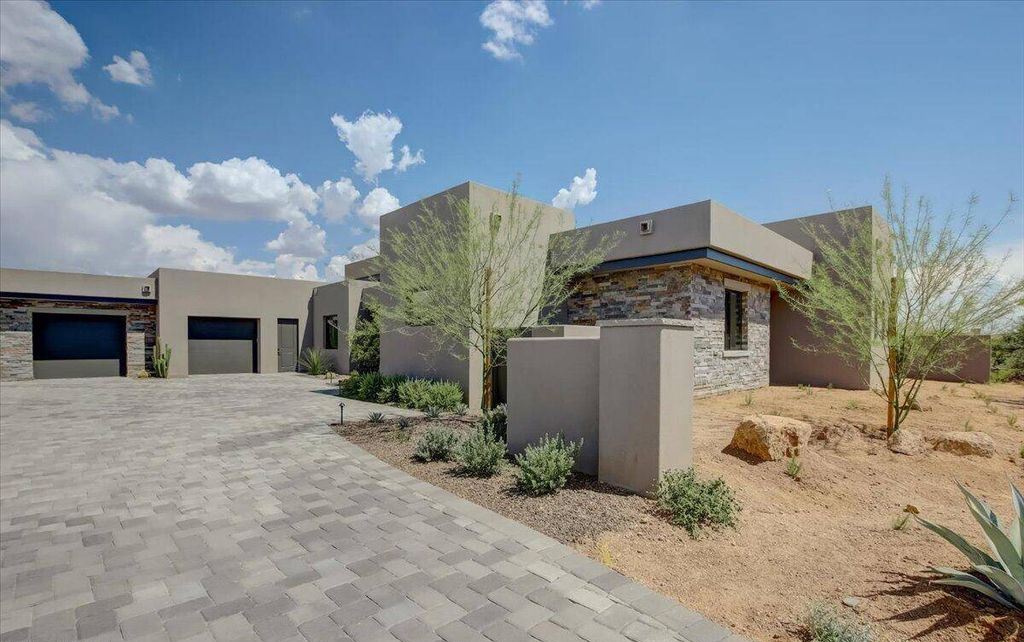 The Scottsdale Home, a brand new Mortensen Signature residence boasts natural elegance and contemporary desert flair. This home located at 10929 E Fortuna Dr, Scottsdale, Arizona