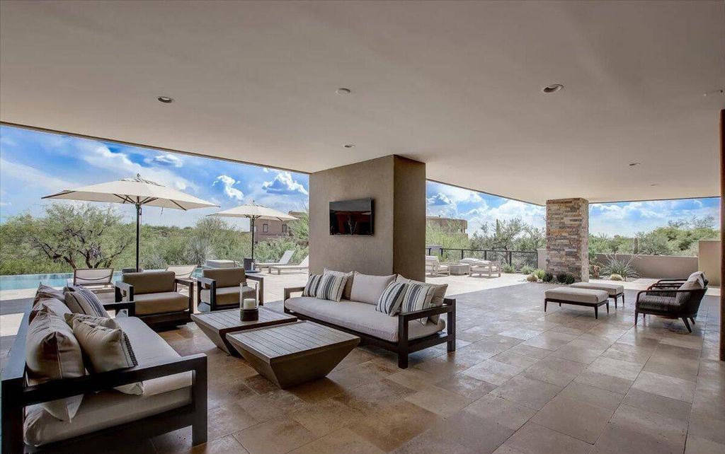 The Scottsdale Home, a brand new Mortensen Signature residence boasts natural elegance and contemporary desert flair. This home located at 10929 E Fortuna Dr, Scottsdale, Arizona