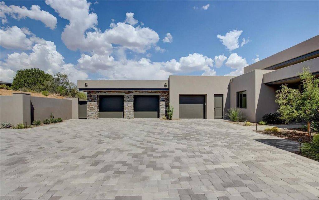 The Scottsdale Home, a brand new Mortensen Signature residence boasts natural elegance and contemporary desert flair. This home located at 10929 E Fortuna Dr, Scottsdale, Arizona