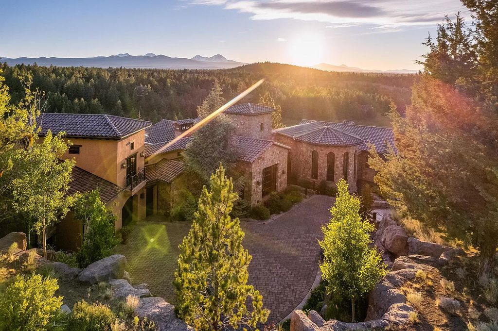 Capturing-the-Iconic-Cascade-Mountains-This-Tuscan-Masterpiece-in-Bend-Lists-for-4550000-44