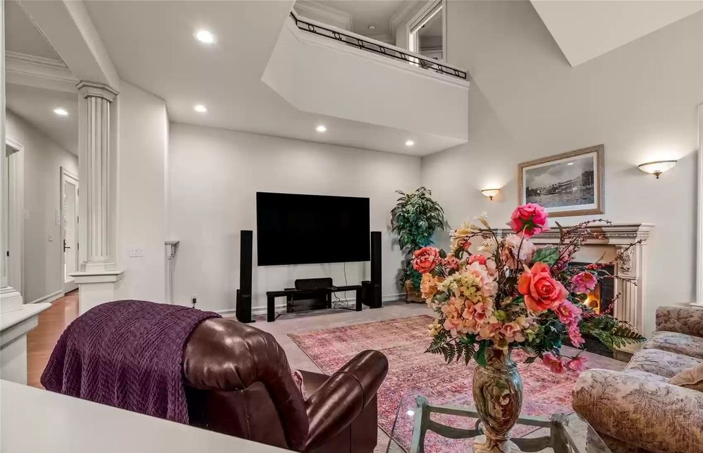 pink tones on white wall paint. The pink velvet carpet and vase of colorful roses become the highlight of the room. The brown leather single sofa brings balance to the look. Such a perfect whole, even the most flamboyant ladies can hardly refuse.