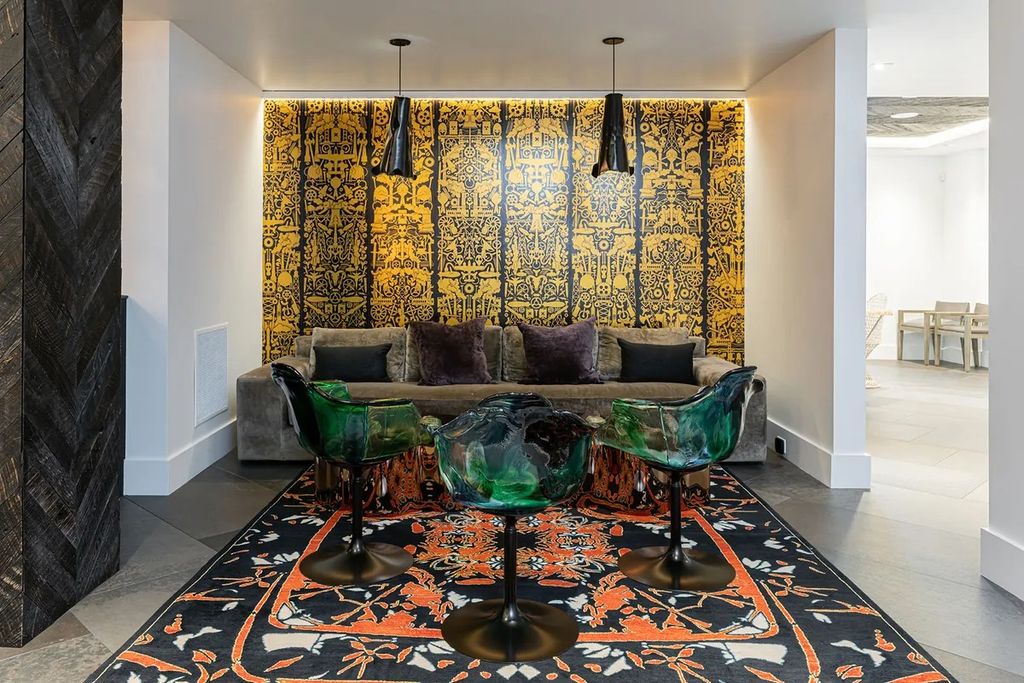 Let's the party of color begin. From the gray velvet sofa, and set of bar stools with marble pattern to the Parsian-inspired rug stand out thanks to the three outstanding tones of black, white and orange. The color combo brings a sense of mystery and attraction. 