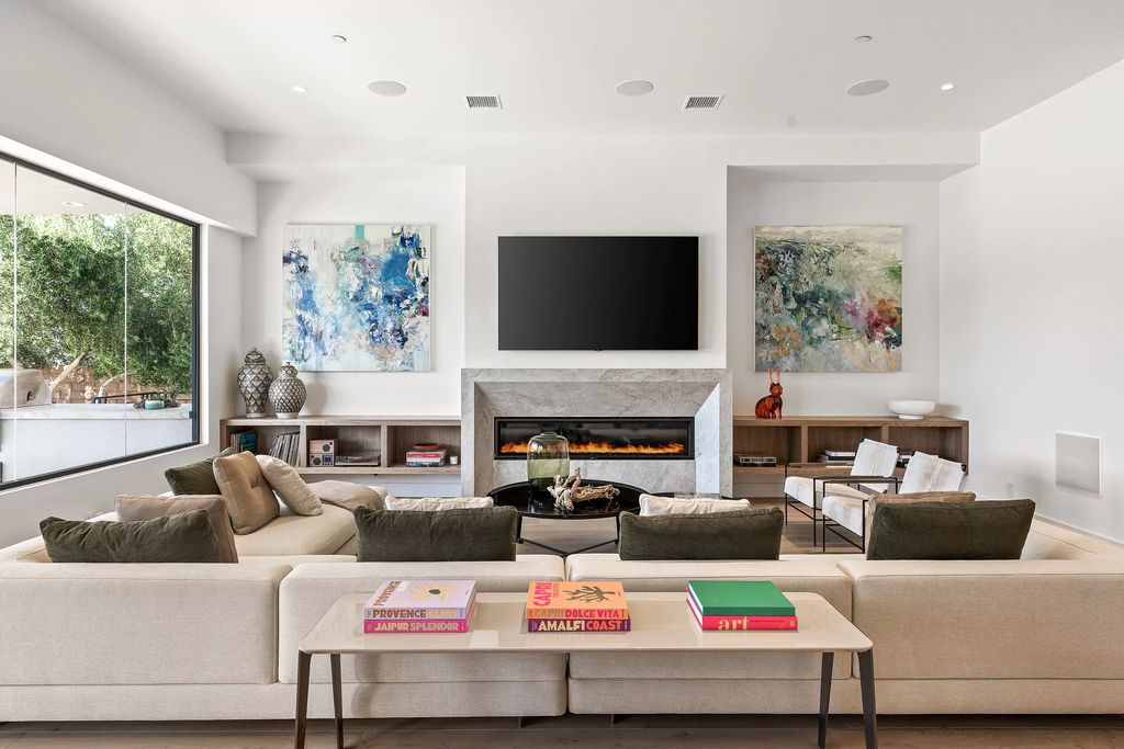 With large spaces such as the living room or bedroom, it is easy to see the interior designs with the appearance of luxurious and opulent large-frame artworks. In contrast, for small living rooms, large picture frames are often considered as an efficient way to expand the space. If you love the variety of small-format paintings, arranging them in clusters will make it easier to create a focal point. 