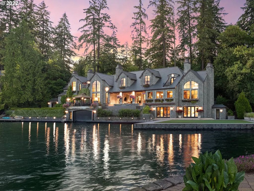 Enjoy-Awe-inspiring-Custom-Living-in-This-11500000-Phenomenal-Lakefront-Estate-31