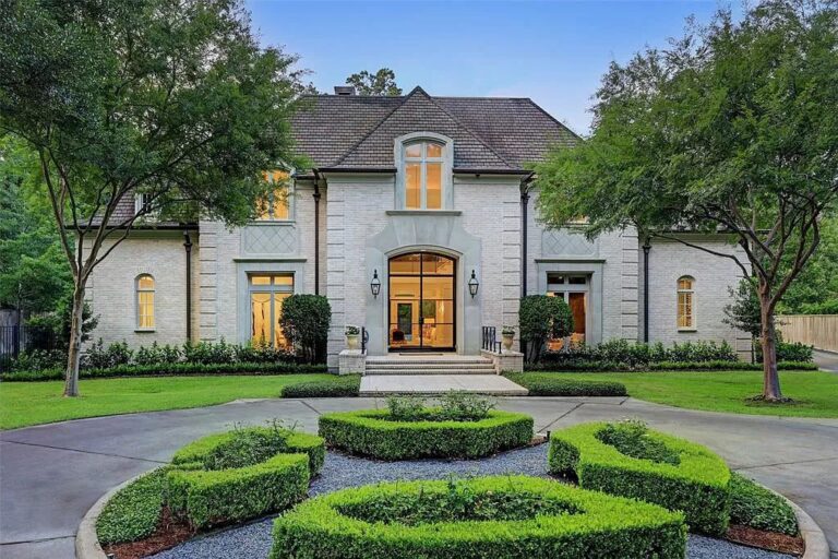 Exceptional Gated Home in Houston with Sophisticated Interiors