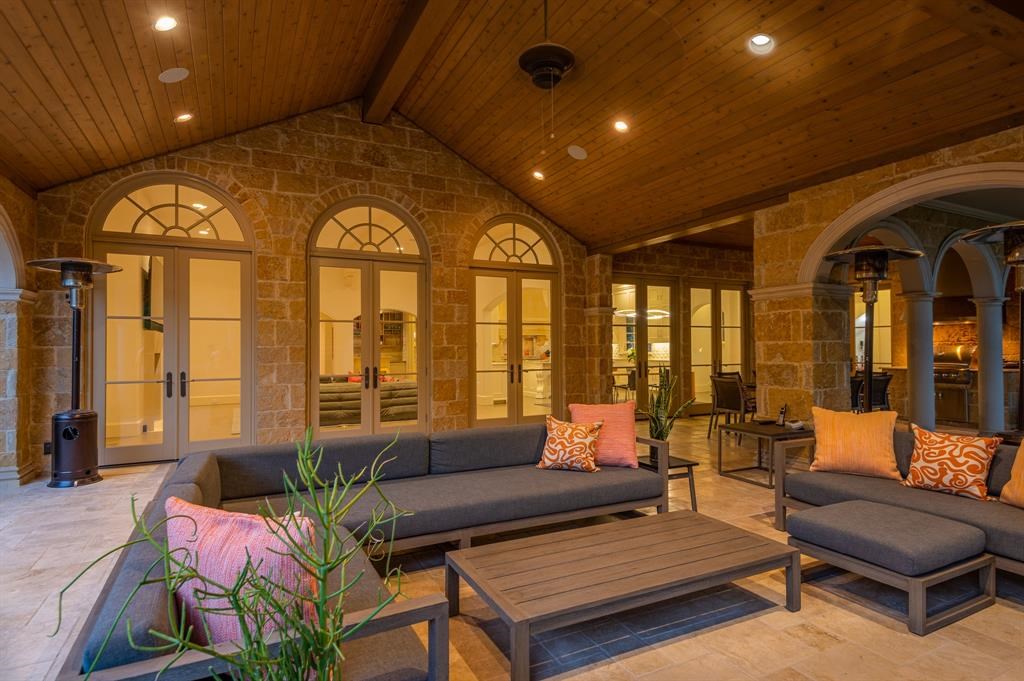 The Estate in Dallas, a stunning home offers the blend of traditional elements with current and transitional detail is perfect for today's lifestyle is now available for sale. This home located at 9720 Audubon Pl, Dallas, Texas