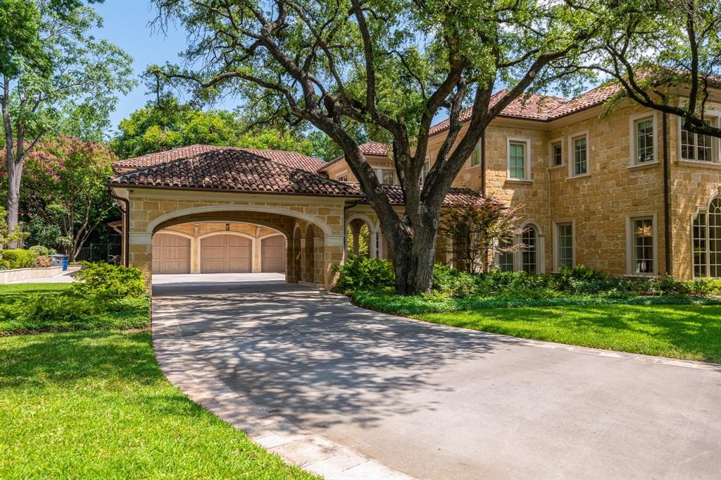 The Estate in Dallas, a stunning home offers the blend of traditional elements with current and transitional detail is perfect for today's lifestyle is now available for sale. This home located at 9720 Audubon Pl, Dallas, Texas