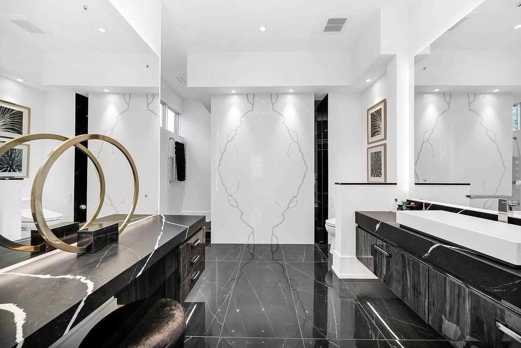 The strong contrast between white and black tones is impossible not to mention when creating design ideas with modern style and timeless. Marble with delicate patterns, with black selected for the entire bathroom floor and a hand sink that contrasts with the white of the ceiling and the bathroom wall, produces a beyond compared design. 