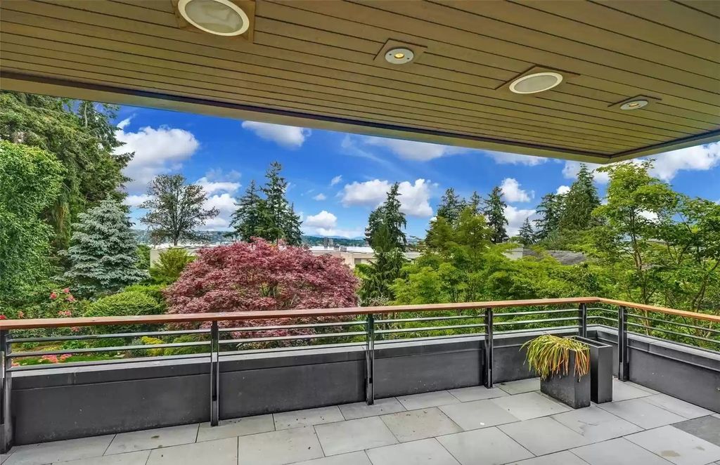 The Estate in Medina is a luxurious home where its every single corner is  an exemplary fine art now available for sale. This home located at 1829 Evergreen Point Road, Medina, Washington; offering 03 bedrooms and 05 bathrooms with 6,658 square feet of living spaces. 