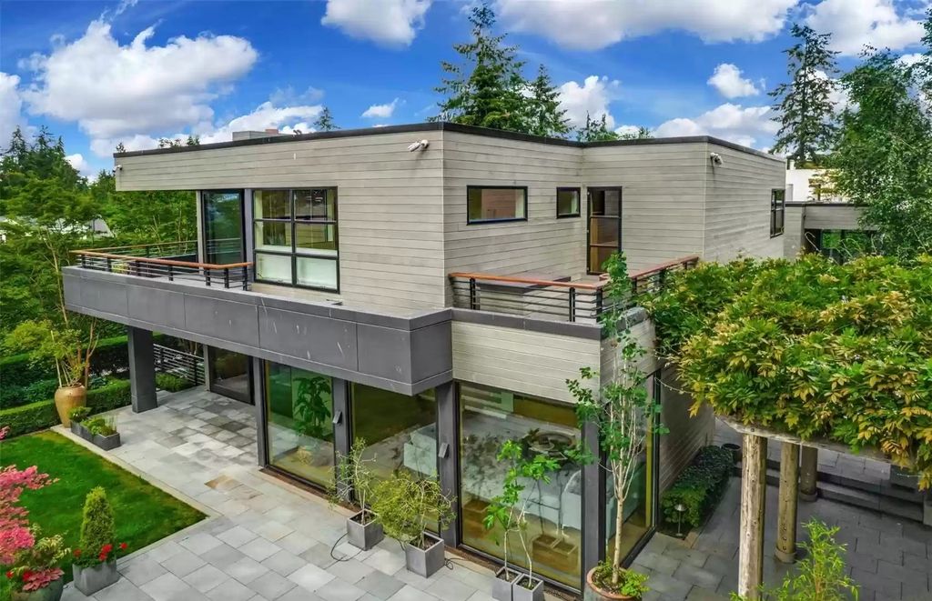 The Estate in Medina is a luxurious home where its every single corner is  an exemplary fine art now available for sale. This home located at 1829 Evergreen Point Road, Medina, Washington; offering 03 bedrooms and 05 bathrooms with 6,658 square feet of living spaces. 