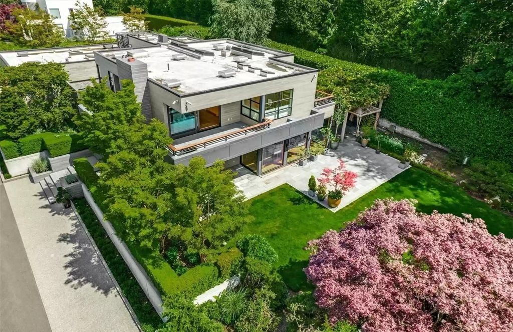 The Estate in Medina is a luxurious home where its every single corner is  an exemplary fine art now available for sale. This home located at 1829 Evergreen Point Road, Medina, Washington; offering 03 bedrooms and 05 bathrooms with 6,658 square feet of living spaces. 