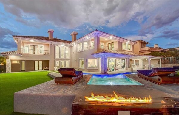 Immaculate luxury house with beautiful landscaping in Nevada asks for ...