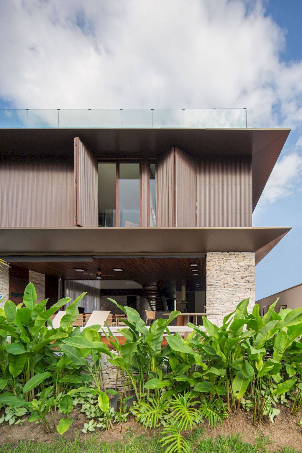 Guaecá House with stunning beach view by Belluzzo Martinhao Arquitetos