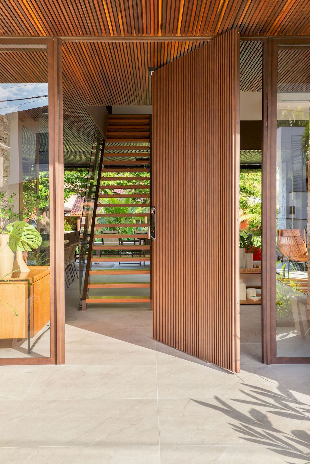 Guaecá House with stunning beach view by Belluzzo Martinhao Arquitetos