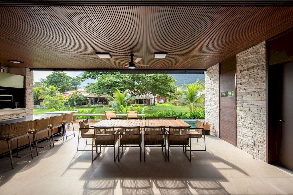 Guaecá House with stunning beach view by Belluzzo Martinhao Arquitetos