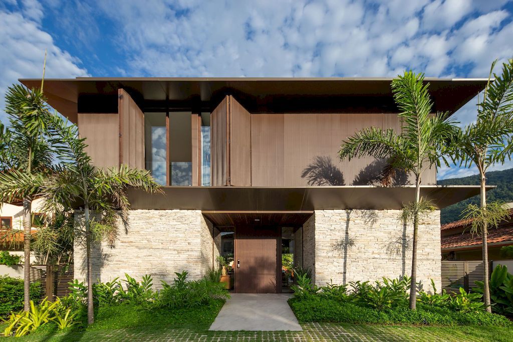 Guaecá House with stunning beach view by Belluzzo Martinhao Arquitetos