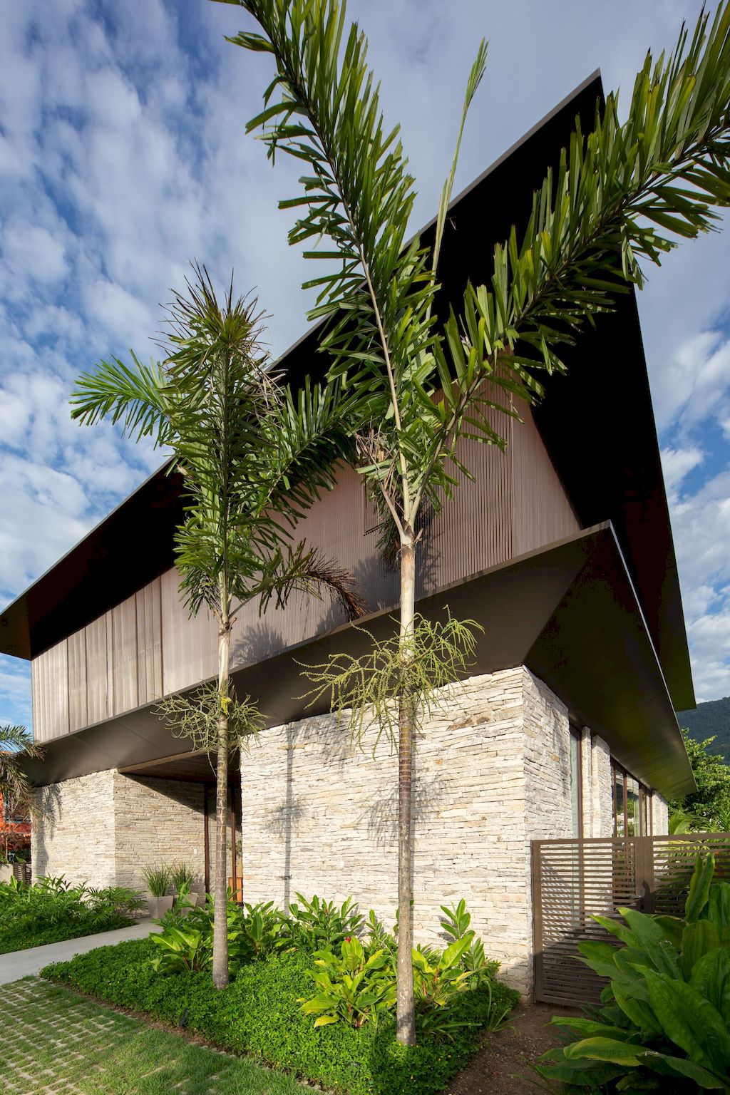 Guaecá House with stunning beach view by Belluzzo Martinhao Arquitetos