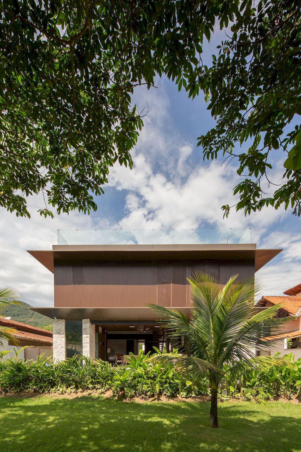 Guaecá House with stunning beach view by Belluzzo Martinhao Arquitetos