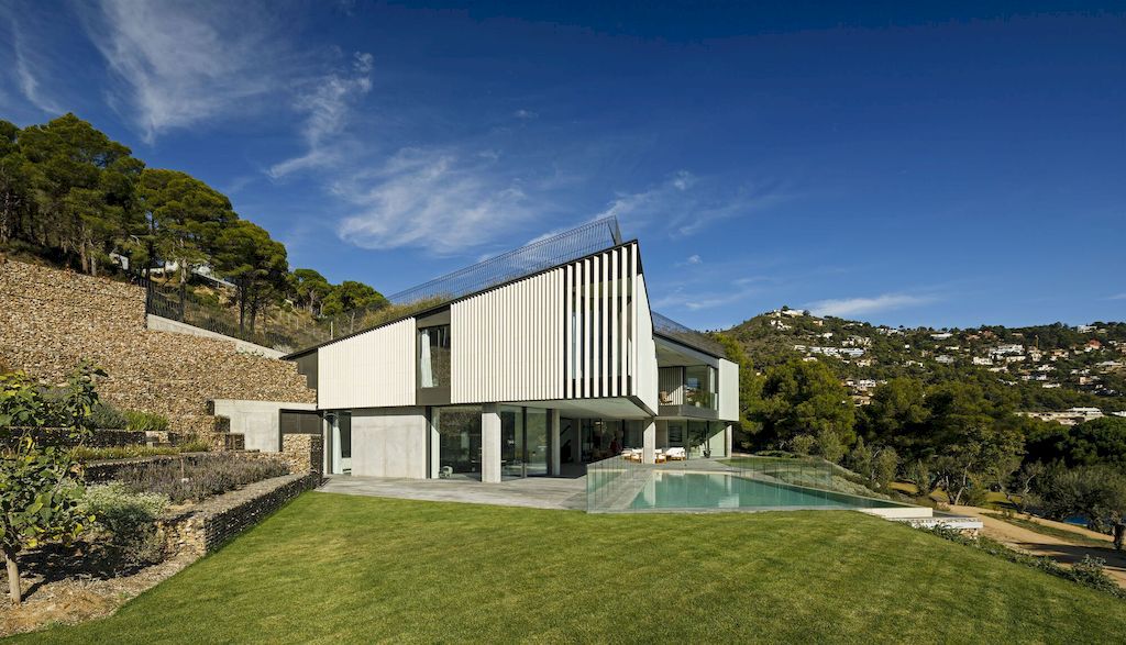 Happy House in Begur integrates environment by SALA Ferusic Architects